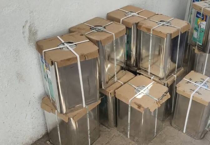 Raids there traders distributing other oils pasting stickers of branded company oils  નકલી તેલનો પર્દાફાશ! બ્રાન્ડેડ કંપનીના તેલના સ્ટીકર ચોંટાડી  અન્ય તેલ પધરાવતા વેપારીઓને ત્યાં દરોડા