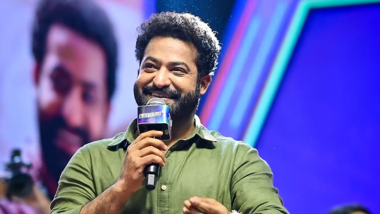 RRR star Jr NTR was impressed by Pawan Kalyan and Prabhas' movie dialogues at the Tillu Square success meet Jr. NTR: ఎన్టీఆర్ నోట పవన్ కళ్యాణ్ డైలాగ్స్ - పోలా.. అదిరిపోలా!