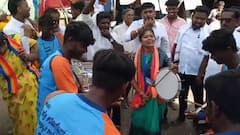 திண்டுக்கல்லில் பறை இசைத்தும், நடனமாடியும் வாக்கு சேகரித்த பாமக வேட்பாளர் திலகபாமா