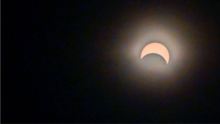 ভারত থেকে দর্শন না মিললেও, আমেরিকা-সহ পশ্চিমের দেশগুলি থেকে চাঁদের ছায়ায় ঢাকা পড়ে যেতে দেখা গিয়েছে সূর্যকে। আমেরিকার মহাকাশ গবেষণা সংস্থা NASA ছাড়াও, সাধারণ মানুষজনও গ্রহণের সময়কার কিছু দুর্লভ মুহূর্ত ক্যামেরাবন্দি করেছেন, যা একঝলকে দেখে নিন। ছবি: NASA