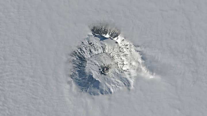 দ্বিতীয় আগ্নেয়গিরিটি Mount Erebus নামে পরিচিত। এই পর্বতটির সর্বোচ্চ শৃঙ্গের উচ্চতা ১২ হাজার ৪৪৮ ফুট, যা দক্ষিণের সবচেয়ে সক্রিয় আগ্নেয়গিরি হিসেবে গন্য হয়। Erebus আন্টার্কটিকায় McMurdo গবেষণাকেন্দ্রের কাছে অবস্থিত। ১৯৭২ সাল থেকে অগ্ন্যুপাৎ ঘটে চলেছে। ছবি: NASA.