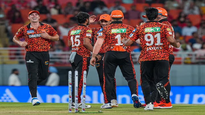 In response, SRH got off to a superb start with the ball. Bhuvneshwar Kumar started off the innings with a maiden, eventually finishing with figures of 2/32. SRH got wickets at regular intervals. (Image Source: PTI)