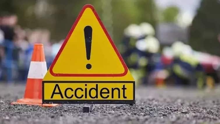 5 people died two wheeler and car clash in near madurai Accident: மதுரையில் கோர விபத்து.. சாலையை கடக்க முயன்ற பைக் மீது கார் மோதி 6  பேர் பலி