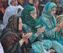 Eid 2024: जम्मू-कश्मीर में आज ही मनाई जा रही ईद, गले लगकर दी मुबारकबाद, देखें तस्वीरें