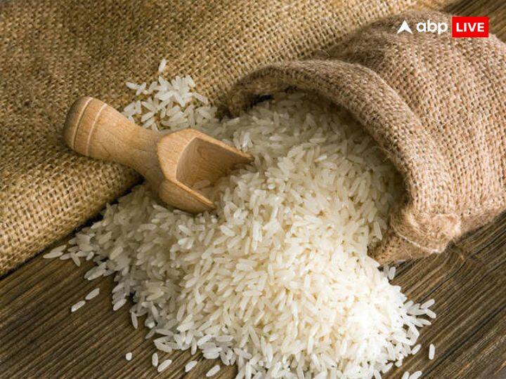 सूर्य को जल अर्पित करते समय उसके चावल के कुछ दाने डालें, तो आपके घर में सुख-समृद्धि आती है.