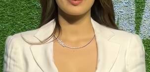 दरअसल इस पेंडेंट में 'शिकू' लिखा हुआ था. बता दें कि 'शिकू' जाह्नवी कपूर के रुमर्ड बॉयफ्रेंड शिखर पहाड़िया का ही निकनेम है और इस बात का खुलासा खुद जाह्नवी ने कॉफी विद करण के एक एपिसोड में किया था.