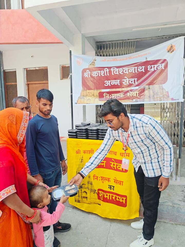 आज से चैत्र नवरात्रि का पर्व प्रारंभ हो रहा है. इसी क्रम में बाबा काशी विश्वनाथ मंदिर में भी आज से ही कैंसर उपचार संस्थानों में पौष्टिक आहार रूपी भोजन का वितरण शुरू कर दिया गया.