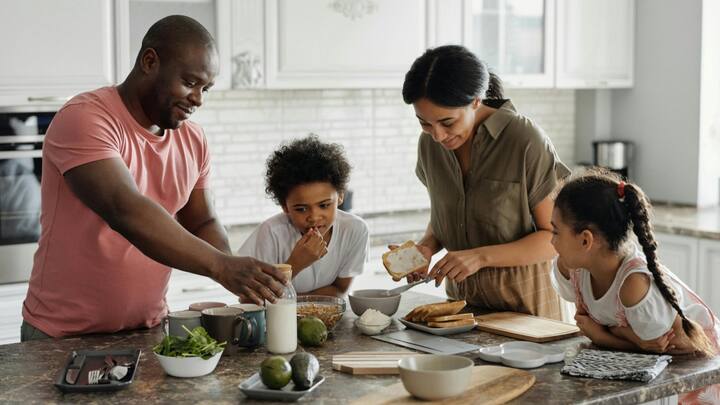 Parenting Tips : तुमच्या मुलाला भावनिकदृष्ट्या मजबूत करण्यासाठी तुम्ही काय करू शकता. या टिप्स तुमच्या मुलाला स्वतःवर विश्वास कसा ठेवावा आणि अडचणींना धैर्याने तोंड कसे द्यावे हे शिकवतील.