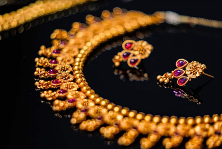 Gold and Silver price increased in Indian market business news Business news सोन्याची घौडदौड सुरुच, दरानं गाठली 71,500 रुपयांची पातळी, तर चांदी 83 हजारांवर