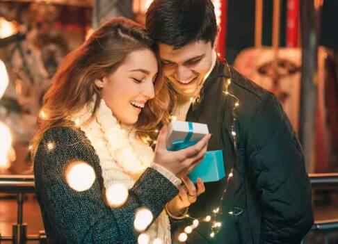 ਰਿਸ਼ਤਿਆਂ ਵਿੱਚ ਲੋਕ ਸਭ ਤੋਂ ਵੱਡੀ ਗਲਤੀ ਇਹ ਕਰਦੇ ਹਨ ਕਿ ਉਨ੍ਹਾਂ ਨੂੰ ਆਪਣੇ ਪਾਰਟਨਰ ਤੋਂ ਪਹਿਲ ਦੇਣ ਦੀ ਉਮੀਦ ਹੁੰਦੀ ਹੈ। ਰਿਸ਼ਤੇ ਇੱਕ ਵਿਅਕਤੀ ਦੀ ਜ਼ਿੰਦਗੀ ਦਾ ਇੱਕ ਵੱਡਾ ਹਿੱਸਾ ਹੁੰਦੇ ਹਨ।