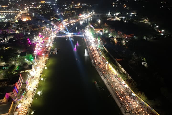 इस कार्यक्रम के समापन अवसर पर शिव ज्योति अर्पणम कार्यक्रम के दौरान 551000 दीपक जलाकर खुशियां मनाई गई. मध्य प्रदेश के मुख्यमंत्री डॉक्टर मोहन यादव ने भी रामघाट पर परिवार के साथ दीपक जलाए.