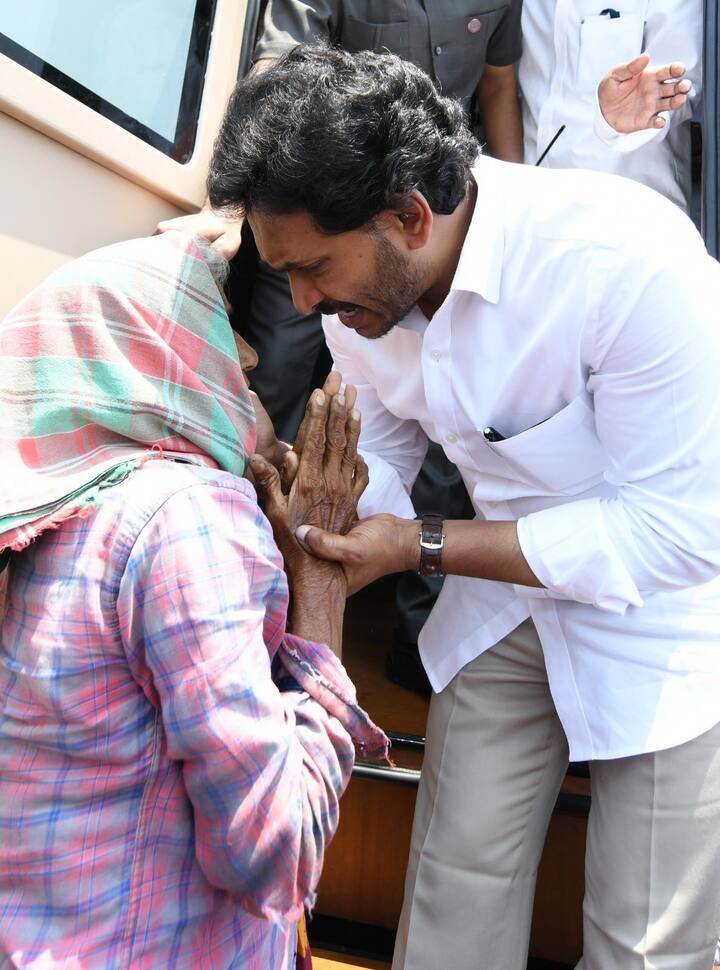 ఎక్కడికక్కడ సీఎం జగన్‌కు ప్రజలు, పార్టీ నేతలు, కార్యకర్తలు ఘనంగా స్వాగతం పలికారు.