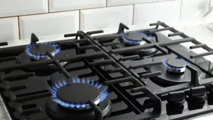 अब लगभग हर घर में गैस चूल्हों का इस्तेमाल होता है . गांव में भी अब मिट्टी के चूल्हों की जगह. लोग ज्यादातर गैस चूल्हों का इस्तेमाल करने लगे हैं.