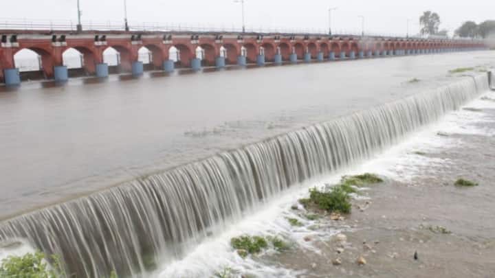 वडोदरा विश्वमित्री नदी के तट पर स्थित है. विश्वामित्री नदी का नाम महान  ऋषि विश्वामित्र के नाम पर रखा गया है. पूर्व में वडोदरा के कई नाम बदले गए हैं.