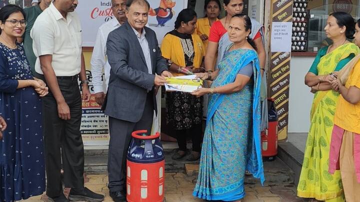 बिना गैस कनेक्शन लिए आपको गैस एजेंसी से सिलेंडर नहीं मिल सकते. इसके लिए आपको कनेक्शन लेना ही पड़ेगा.