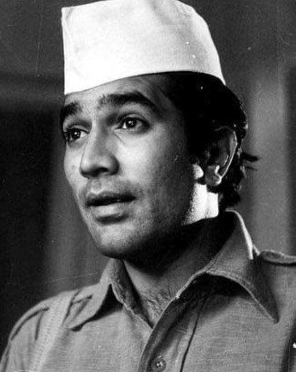 राजेश खन्ना बॉलीवुड के पहले सुपरस्टार थे. वे ऐसे एक्टर थे जिन्होंने साल 1969 से 1971 तक लगातार 15 सुपरहिट फिल्में दी थीं. ये अपने आपमें एक बड़ा रिकॉर्ड है. इस रिकार्ड को अमिताभ बच्चन भी तोड़ नहीं पाए हैं. अमिताभ बच्चन और राजेश खन्ना की शुरुआत में काफी बनती थी और वे अच्छे दोस्त थे. अमिताभ ने जब बॉलीवुड में एंट्री की उस समय तक राजेश खन्ना सुपस्टार बन चुके थे.