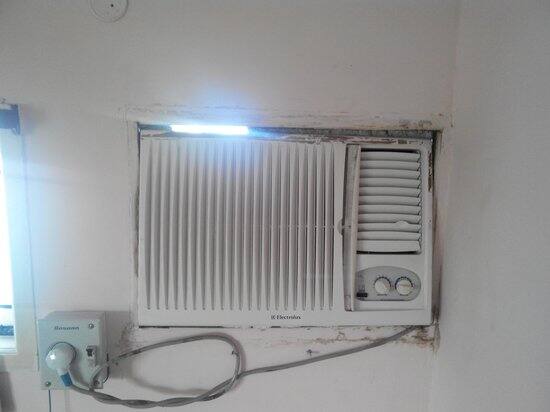 ਕੂਲਿੰਗ ਸਮਰੱਥਾ: AC ਦੀ ਸਮਰੱਥਾ ਜਾਂ ਕੂਲਿੰਗ ਇਸ ਦੇ ਟਨ 'ਤੇ ਨਿਰਭਰ ਕਰਦੀ ਹੈ। ਹਾਲਾਂਕਿ, ਸਪਲਿਟ ਏਸੀ ਉੱਚਾਈ 'ਤੇ ਸਥਾਪਿਤ ਕੀਤੇ ਜਾਂਦੇ ਹਨ ਅਤੇ ਵੱਡੀਆਂ ਥਾਵਾਂ ਨੂੰ ਠੰਡਾ ਕਰਨ ਲਈ ਵਰਤੇ ਜਾਂਦੇ ਹਨ ਜਦੋਂ ਕਿ ਵਿੰਡੋ ਏਸੀ ਛੋਟੇ ਕਮਰਿਆਂ ਲਈ ਢੁਕਵੇਂ ਹੁੰਦੇ ਹਨ। ਤੁਸੀਂ ਜੋ ਵੀ AC ਚੁਣਦੇ ਹੋ, ਯਕੀਨੀ ਬਣਾਓ ਕਿ ਇਹ ਘੱਟੋ-ਘੱਟ 2 ਟਨ ਦਾ ਹੋਵੇ।