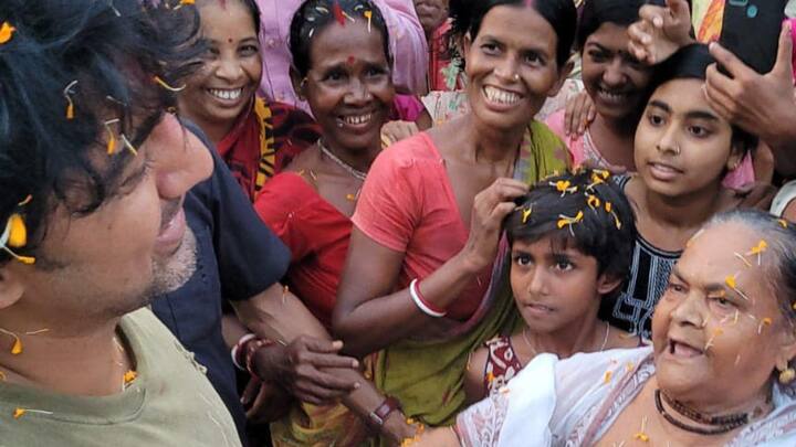 গতকাল তিনি জলপাইগুড়ি লোকসভা অন্তর্গত নৌকাঘাট মোড় থেকে অগ্রণী সংঘ পর্যন্ত রোড শো করেন।