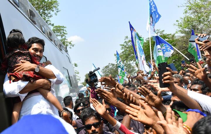 కొంత మంది రోజు కూలీలు, కార్మికులు, గృహిణులు, స్కూలు పిల్లలు, కాలేజీ యువతులు సీఎం జగన్ ను కలిశారు.