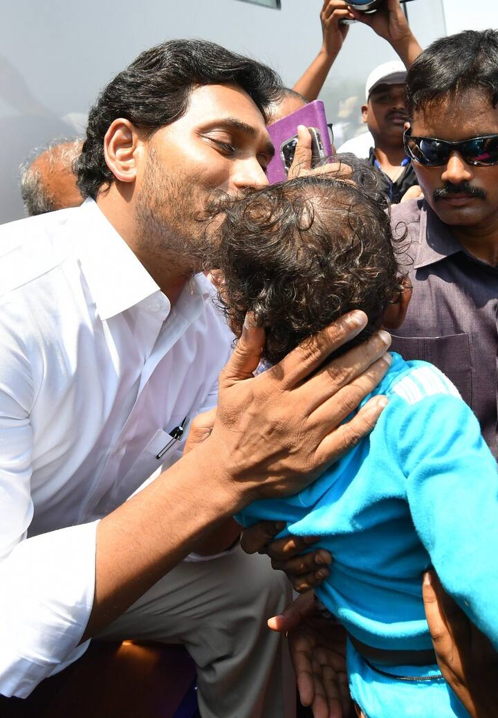 గంటావారిపాలెం రాత్రి బస వద్ద సీఎం జగన్‌ సమక్షంలో జనసేన, టీడీపీ కార్యకర్తలు కొంత మంది వైసీపీలో చేరారు.