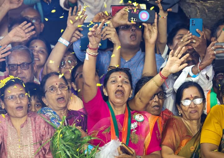 இதனையொட்டி அனைத்து கட்சிகளும் அவரவர் கூட்டணிகளுடன் வாக்கு சேகரித்து வருகின்றனர்.