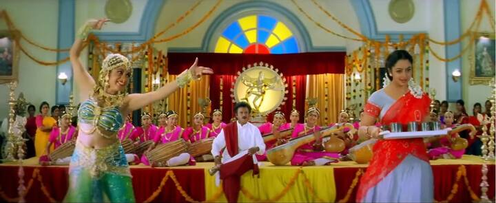 படையப்பா படத்தில் ரஜினிகாந்த் கதாநாயகனாகவும், சிவாஜி கணேசன் ரஜினிக்கு தந்தையாகவும் , ரம்யா கிருஷ்ணன் நீலாம்பரியாகவும் , நாசர் , மணிவண்ணன் , செந்தில் முக்கிய கதாபாத்திரங்களில் நடித்தனர்.