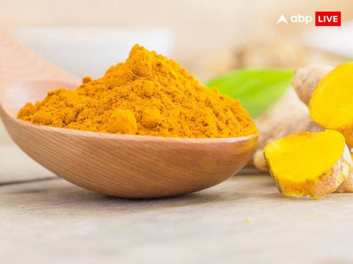 सूर्य को जल अर्पित करते समय जल में हल्दी डाली जाए तो विवाह होने में आ रही बाधाएं दूर होती हैं.