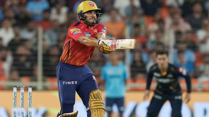 আইপিএলের আগে তাঁর নামই হয়তো শোনেননি অনেকে। তবে পাঞ্জাব কিংসের হয়ে বিস্ফোরক ব্যাটিং করে সকলের দৃষ্টি আকর্ষণ করে নিয়েছেন। তিনি, আশুতোষ শর্মা। পাঞ্জাব কিংসের জার্সিতে প্রায় প্রত্যেক ম্যাচে নিয়ম করে যিনি বোলারদের ধ্বংস করছেন।