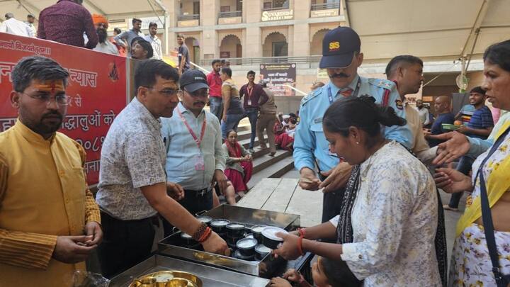 चैत्र नवरात्रि के प्रथम दिन काशी विश्वनाथ धाम में भोजन वितरण का आयोजन किया गया. लोक कल्याण के उद्देश्य से इस कार्य को आज से प्रारंभ कर दिया गया है. श्रद्धालुओं के लिए प्रसाद रूपी खीर का भी वितरण हुआ.