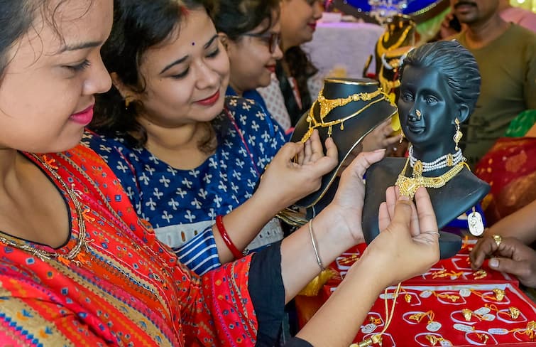 Business News: Gold price first time crossed Rs 72000 silver price record high Gold Rate: સોનાનો ભાવ પ્રથમવાર 72,000ને પાર, ચાંદીની કિંમત પણ રેકોર્ડ ઊંચાઈ પર