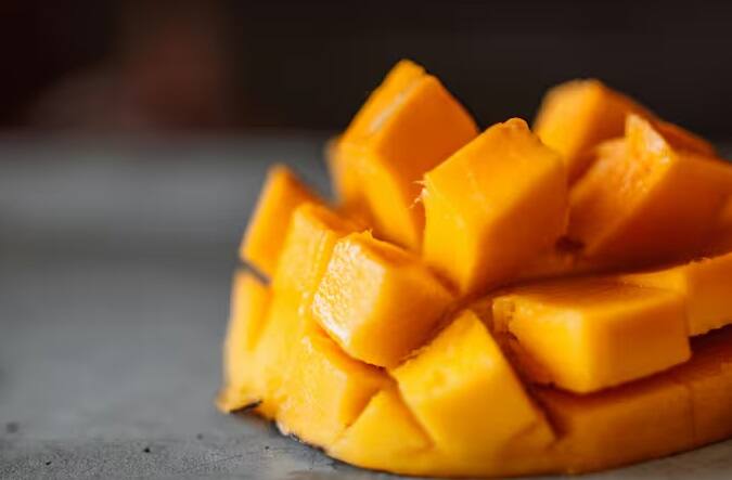 વાસ્તવમાં આપણે જે કેરી વિશે વાત કરી રહ્યા છીએ તે મિયઝાકી કેરી છે. આ કેરી વિશ્વની સૌથી મોંઘી કેરી હોવાનું કહેવાય છે. તે ખાસ કરીને જાપાનમાં જોવા મળે છે, પરંતુ તેનું ભારતના બંગાળ રાજ્યમાં પણ ઉત્પાદન થાય છે.