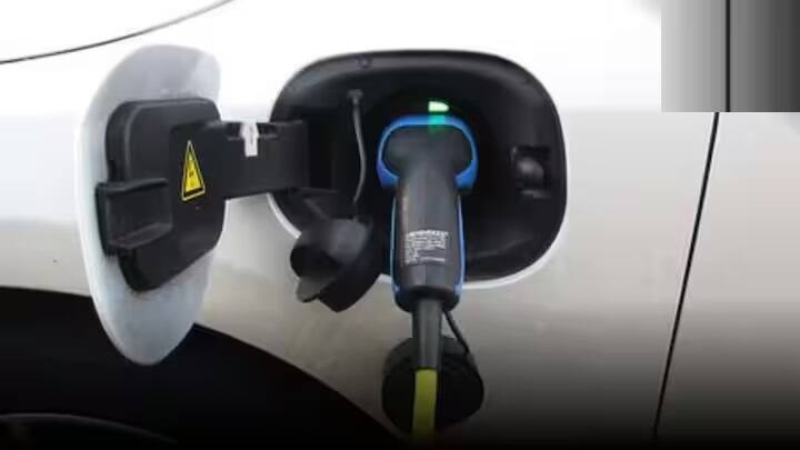 Budget EV: ભારતીય લૉકલ માર્કેટમાં ઇલેક્ટ્રિક કારના ઘણા બજેટ ઓપ્શનો અવેલેબલ છે, જે વધુ સારી રેન્જ સાથે ઉપલબ્ધ છે. આ આર્ટિકલમાં અમે તમને એવા પાંચ ઓપ્શનો વિશે માહિતી આપવા જઈ રહ્યા છીએ, જે તમને સસ્તામાં સારી ઇલેક્ટ્રિક કારની ખરીદી માટે કામ આવશે. જાણી લો અહીં....