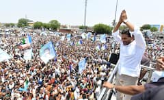 YS Jagan Bus Yatra: జగన్ బస్సు యాత్రలో అవే హైలెట్, చిన్నారుల నుంచి వృద్ధుల దాకా ముద్దాడిన సీఎం