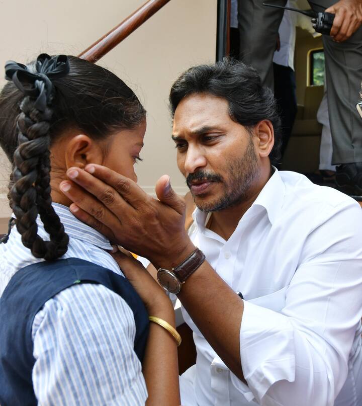 బస్సు యాత్ర సాగుతున్న మార్గంలో జగన్ ను చూసేందుకు భారీగా అభిమానులు, కార్యకర్తలు జనం హాజరయ్యారు.