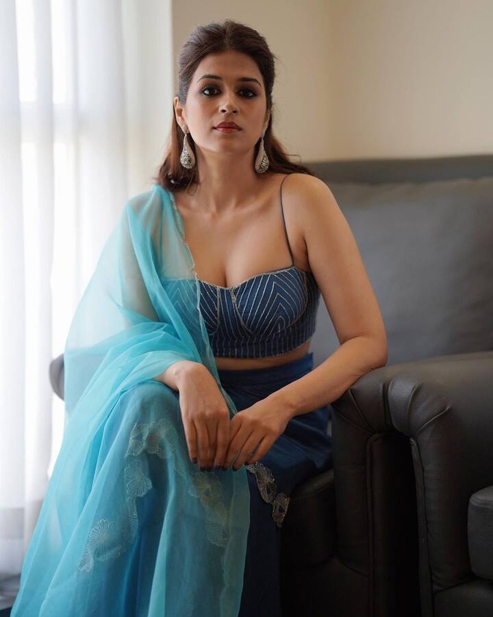 బ్లూ లెహంగాలో శ్రద్ధా దాస్ చేసిన లేటెస్ట్ ఫోటోషూట్ చూసి కుర్రకారు ఫిదా అవుతున్నారు. సోషల్ మీడియాలో ఈ ఫోటోలు వైరల్ అవుతున్నాయి. (Image Courtesy: shraddhadas43 / Instagram)