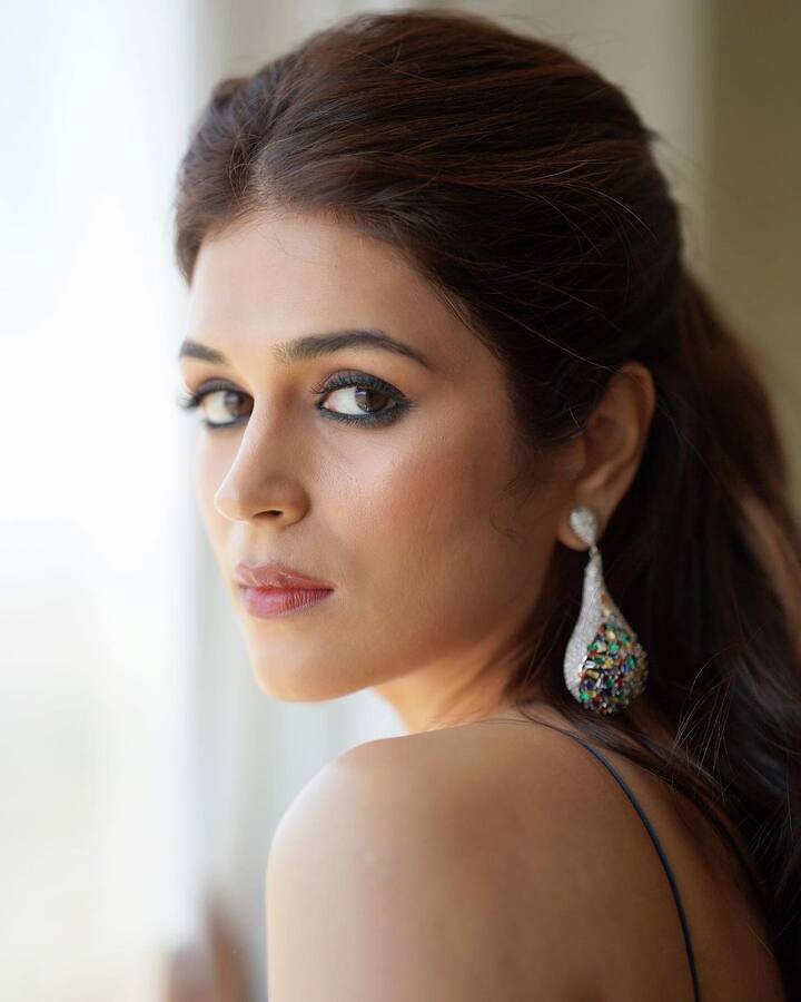 లుక్ చూశారా? ఎంత షార్ప్ గా ఉందో? శ్రద్ధా దాస్ అందంతో కాదు, చూపులతో కూడా చంపేసేలా ఉంది కదూ! (Image Courtesy: shraddhadas43 / Instagram)