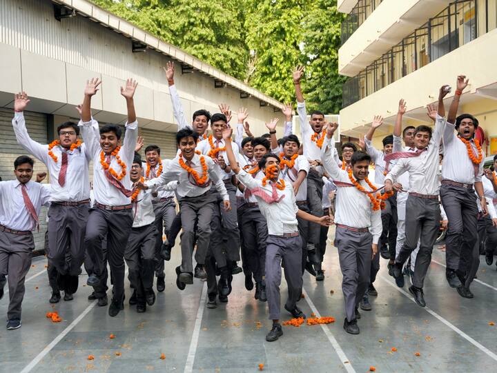 वेबसाइट के अलावा नतीजे एसएमएस से भी चेक किए जा सकते हैं. इसके लिए फोन में टाइप करें JAC10 या JAC12 स्पेस दें अपना रोल नंबर लिखें और भेज दें 56263 पर.