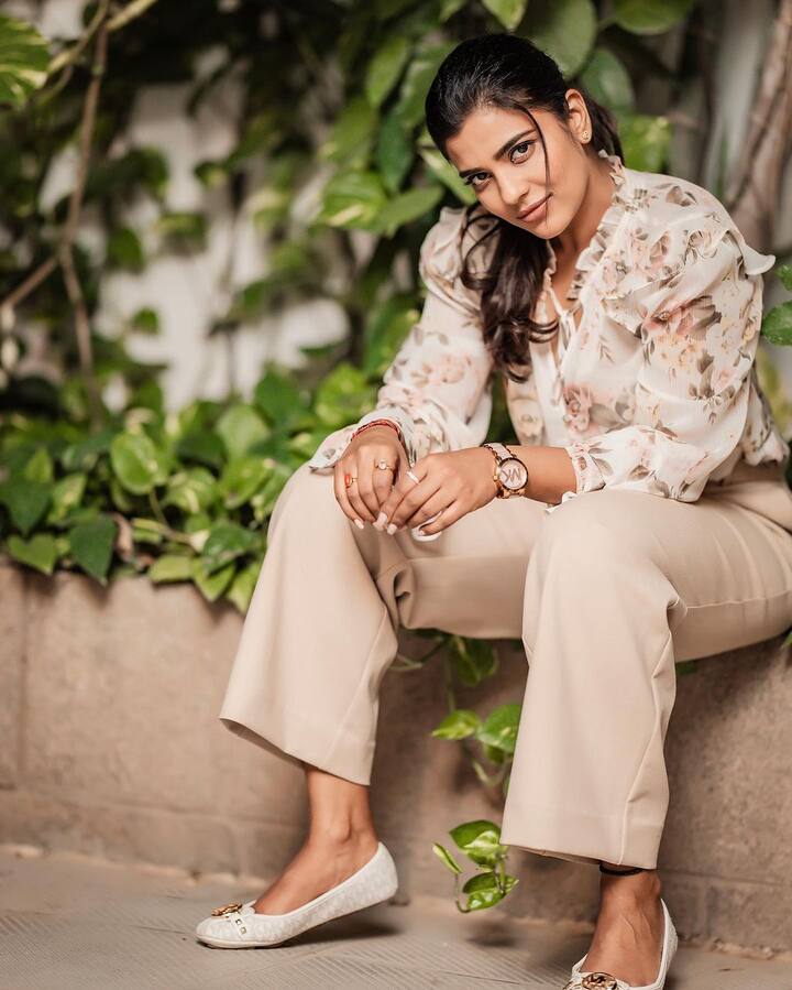 ఐశ్వర్యా రాజేష్ హీరోయిన్ గా యాక్ట్ చేసిన లేటెస్ట్ సినిమా 'డియర్'. ఇందులో జీవీ ప్రకాష్ హీరో. ఈ సినిమా ఏప్రిల్ 10న తమిళనాడులో రిలీజ్ అవుతోంది. తెలుగులోనూ సేమ్ డే రిలీజ్ ప్లాన్ చేశారు. అయితే ఇంకా బుకింగ్స్ ఓపెన్ కాలేదు. (Image Courtesy: aishwaryarajessh / Instagram)