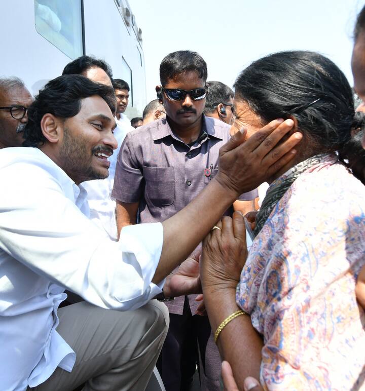 పలువురు పార్టీ నేతలు, సీనియర్‌ కార్యకర్తలను సీఎం జగన్ పలకరించారు.