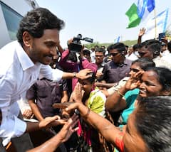 YS Jagan Bus Yatra: జగన్ బస్సు యాత్రలో అవే హైలెట్, చిన్నారుల నుంచి వృద్ధుల దాకా ముద్దాడిన సీఎం