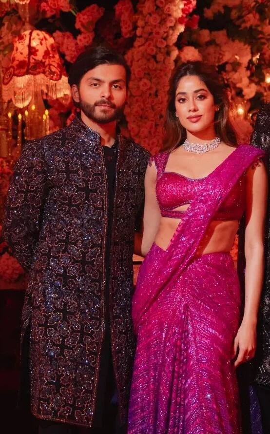 जाह्नवी कपूर और शिखर को अक्सर एक साथ स्पॉट किया जाता रहा है जिसने उनके अफेयर की खबरों को तूल दे दिया. अब जाह्नवी कपूर के गले में शिखर के नाम के लॉकेट ने उनके रिलेशनशिप पर मुहर लगा दी है.