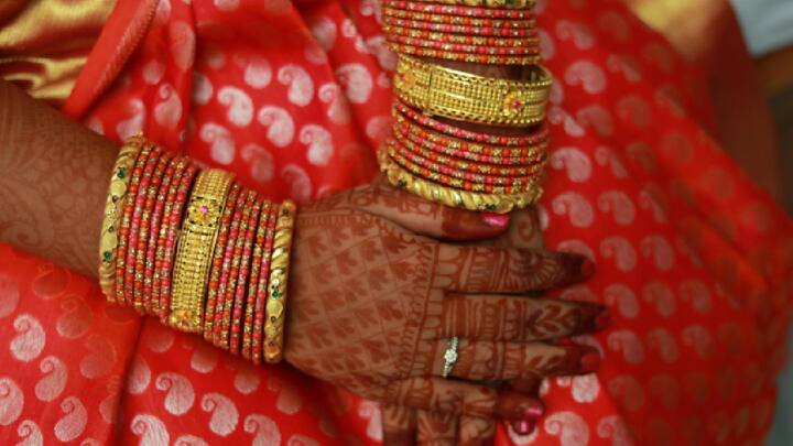 Wearing Bangles : हातात बांगड्या घालणे हे केवळ 16 शृंगारशी संबंधित नाही तर धार्मिक आणि वैज्ञानिक दृष्टिकोनातूनही याच्या अनेक पैलूंचे स्पष्टीकरण देण्यात आले आहे.