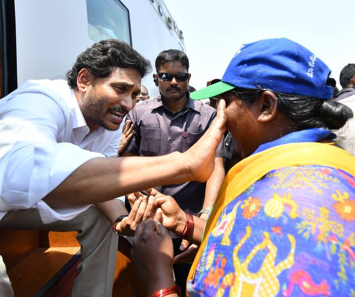 పలు చోట్ల గజమాలలతో స్వాగతం పలికారు. బస్సుపై నిలబడి జగన్ అభివాదం చేస్తుండగా భారీ క్రేన్లతో గజమాలలను సిద్ధం చేశారు.