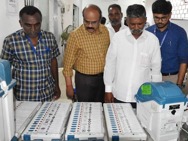 Lok Sabha Election 2024 Officials check that the electronic voting machine is working properly in Karur - TNN மின்னணு வாக்குப்பதிவு இயந்திரம் சரியாக செயல்படுகிறதா - கரூரில் அலுவலர்கள் சோதனை