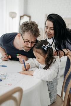 Parenting Tips : असे बनवा तुमच्या मुलांना भावनिक दृष्ट्या मजबूत!