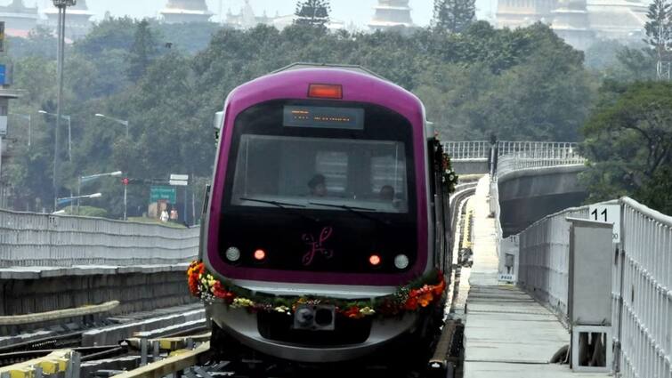 Man Not Allowed On Metro Over Clothes in Bengaluru Metro Train షర్ట్‌కి బటన్స్ లేవని మెట్రో ఎక్కనివ్వని సిబ్బంది, వీడియో వైరల్ - నెటిజన్‌లు ఫైర్