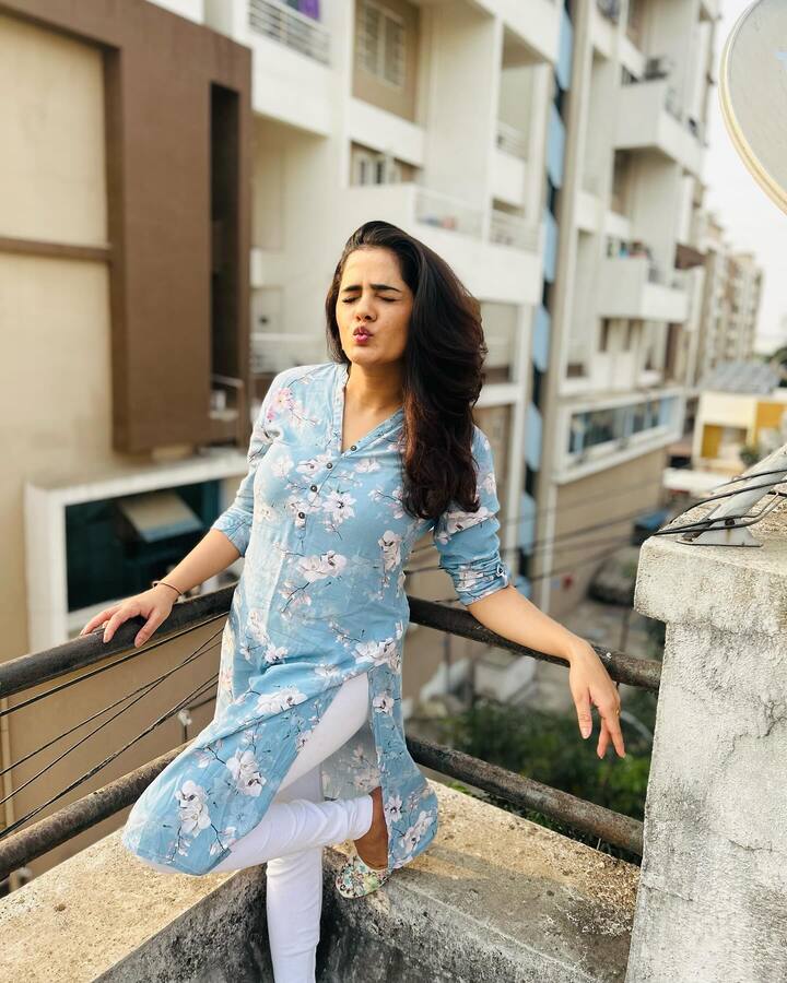 भाग्यश्री आणि विजयच्या साखरपुड्याला हृतिकनेही हजेरी लावली होती. कारण विजय हा हृतिकचा मेकअप आर्टिस्ट आहे.