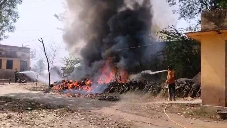 Deeg Jurhara police station massive fire broke out in vehicles seized fire engines called from Haryana ann डीग जिले के जुरहरा थाने में जब्त किये गए वाहनों में लगी भीषण आग, हरियाणा से बुलाई गई दमकल की गाड़ियां