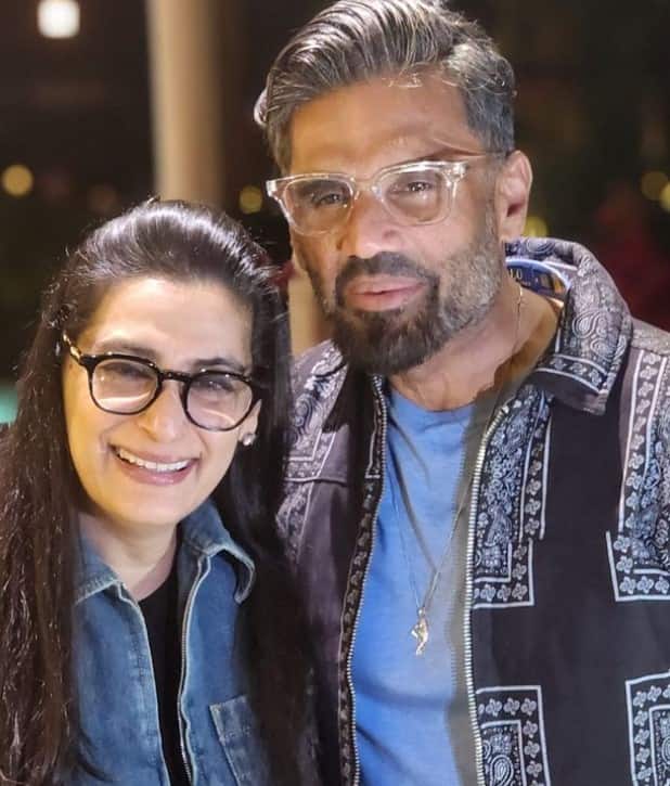कुछ समय तक एक-दूसरे को डेट करने के बाद सुनील शेट्टी और माना ने अपने प्यार को शादी का नाम देने का फैसला किया. उन्होंने अपने इस फैसले के बारे में परिवारवालों को भी बताया. हालांकि दोनों की फैमिली ने उनकी शादी के फैसले को नामंजूर कर दिया. जिसके बाद, सुनील और माना को अपने-अपने परिवारों से पूरे दिल से मंजूरी पाने में नौ साल लग गए.