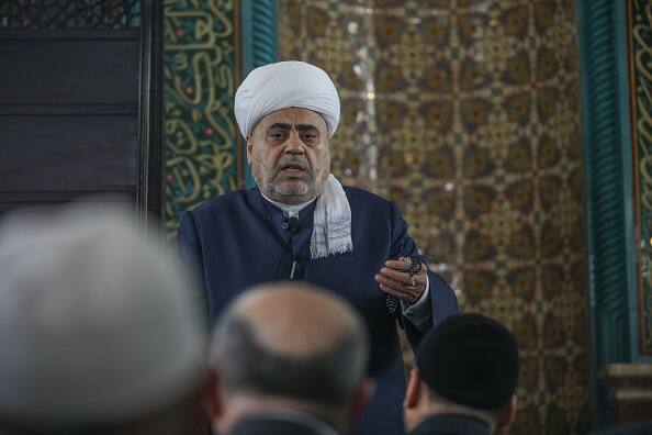 Chairman of the Caucasus Muslim Board Allahshukur Pashazade speaks inside the Taza Pir Mosque during celebrations of Eid al-Fitr marking the end of the fasting month of Ramadan in Baku, Azerbaijan. (Image Source: Getty)